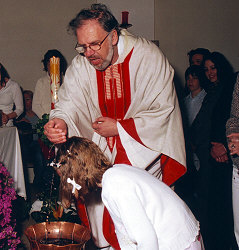 Foto einer Taufe im Kindesalter - Kinderbibel als Taufgeschenk